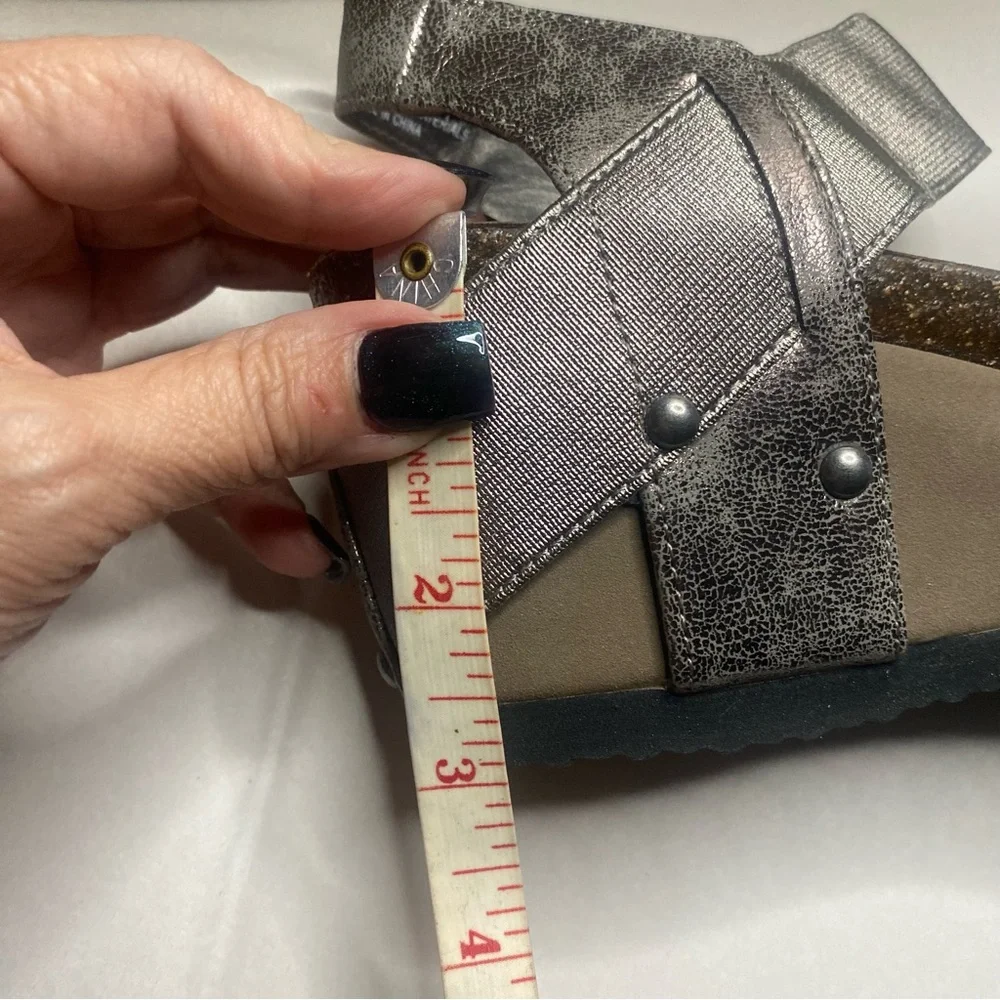 Elegant Metallic Sandals - Picture 5 of 7